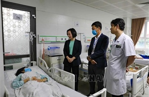 Thăm hỏi, động viên các nạn nhân trong vụ tai nạn đặc biệt nghiêm trọng tại Lào Cai