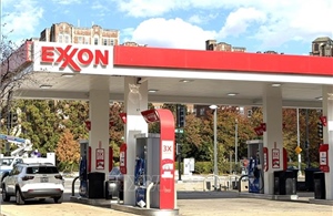 Giữa căng thẳng Trung Đông, giá xăng ở Mỹ tăng lên mức cao nhất trong 11 tháng