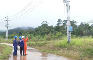 Công ty Điện lực Quảng Ngãi đáp ứng nhu cầu sử dụng điện ngày càng tăng của phía bạn Lào