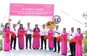 Agribank Kiên Giang tặng cầu kênh 3000 ấp Hiệp Tân.