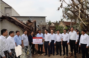 Agribank trao 360 triệu đồng hỗ trợ khẩn cấp cho các hộ có nhà bị sập do bão số 13 tại Đắk Lắk.