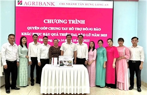Agribank chi nhánh Long An ủng hộ đồng bào bị ảnh hưởng do bão số 10 và mưa lũ.