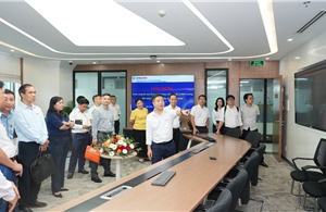 Đoàn khảo sát của Quốc hội làm việc với EVNHCMC về phát triển lưới điện thông minh