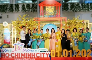 Vietnam Airlines chào đón những hành khách đầu tiên nhân dịp năm mới 2026