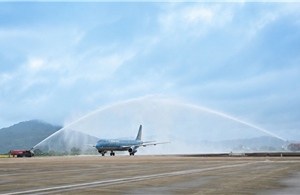 Vietnam Airlines đưa những hành khách đầu tiên trở lại sân bay Liên Khương
