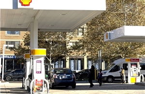 Sản xuất dầu kỷ lục, vì sao giá xăng Mỹ vẫn tăng trong xung đột với Iran?