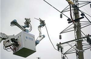 Robot Trung Quốc lần đầu thay thợ điện sửa đường dây 10 kV 
