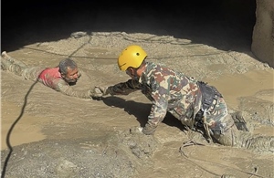 Cả ngôi làng biến mất sau lũ: Cuộc chạy đua tìm người sống sót ở Nepal