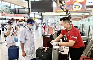 Gần 1.000 nhân viên y tế cùng vaccine Pfizer bay vào hỗ trợ TP Hồ Chí Minh 