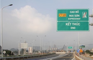 Cháu bé đi bộ lạc vào cao tốc đã được đón về nhà