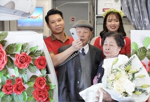 Bất ngờ trước lễ kỷ niệm ngày cưới đặc biệt của cặp đôi trên chuyến bay Vietjet ngày Lễ tình nhân