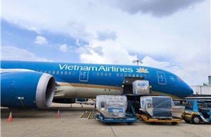 Vietnam Airlines vận chuyển gần 30 tấn hàng cứu trợ vùng bão lũ miền Bắc sau 2 ngày