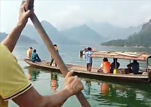 Khẩn trương tìm kiếm hai người mất tích do lật thuyền ở Sìn Hồ, Lai Châu