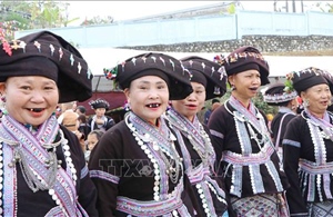 Đặc sắc trang phục và tục nhuộm răng đen của người Lào ở Lai Châu