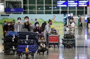 Hàng nghìn hành khách mắc kẹt tại sân bay Hong Kong vì bão Noul