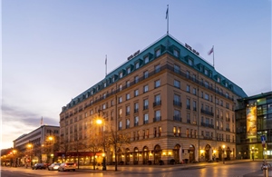 Khách sạn Adlon huyền thoại ở Berlin đang được rao bán
