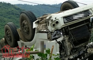 Xe đầu kéo bị lật, đè vào ô tô con làm 1 người tử vong