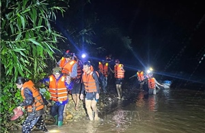 Giải cứu thành công 6 người dân mắc kẹt 2 ngày do lũ