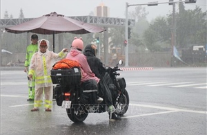 Quốc lộ 1A qua Quảng Ngãi vẫn ngập, lực lượng chức năng xuyên đêm điều tiết giao thông