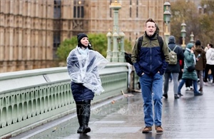 Anh phát cảnh báo thời tiết trên diện rộng do bão Chandra