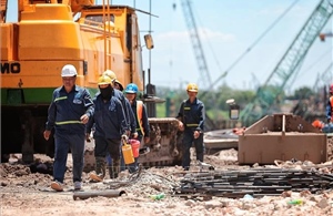 Nắng như đổ lửa, nhịp sống Hà Nội vẫn không ngừng chuyển động