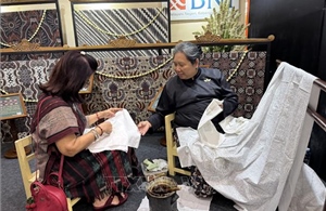 Indonesia ‘giữ hồn’ batik truyền thống trước làn sóng vải in giá rẻ