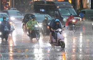 Cảnh báo mưa dông kèm lốc sét, mưa đá khu vực Hà Nội