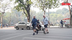 Hà Nội: Sau 6 năm thí điểm, người đi bộ vẫn sợ sang đường dù có đèn tín hiệu giao thông