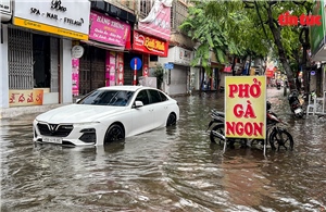Hà Nội ngập sâu, ùn tắc nghiêm trọng nhiều tuyến phố sau trận mưa rất lớn đầu giờ sáng