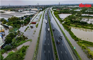 Km191 tuyến cao tốc Pháp Vân - Cầu Bồ - Mai Sơn - Quốc lộ 45 bị ngập, người dân cần tuyệt đối tuân thủ hướng dẫn của Cảnh sát giao thông