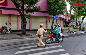 Hà Nội xử phạt nặng hàng loạt lái xe máy leo vỉa hè giờ cao điểm