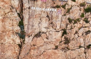 Quán cà phê cheo leo trên vách đá nguy hiểm nhất thế giới