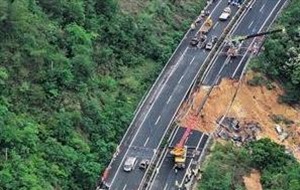 Vụ sập cao tốc tại Trung Quốc: Ít nhất 19 người thiệt mạng