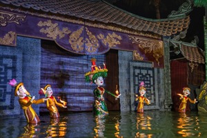 Du khách quốc tế thích thú xem Rối Việt tại Phú Quốc