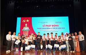 Trao học bổng cho 100 học sinh có hoàn cảnh khó khăn tại Huế