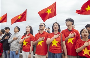 Du lịch miền Bắc bùng nổ ngay ngày đầu lễ: Dòng người đổ về Sầm Sơn, Hà Nam, Hạ Long, Cát Bà