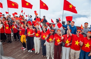 Du khách hào hứng và tự hào tham dự lễ thượng cờ trên đỉnh Fansipan dịp nghỉ lễ 30/4 - 1/5