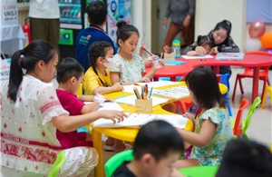Trao tặng thiết bị y tế cho Bệnh viện Trung ương Huế