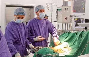 Thầy thuốc Ưu tú Phạm Việt Hùng: Người chinh phục những ca mổ &#39;bất khả thi&#39; ở Quảng Ninh