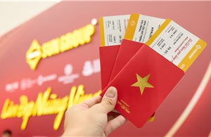 Du khách thích thú với gian hàng đặc biệt của Sun Group tại Triển lãm A80