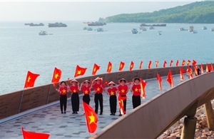 Nam đảo Phú Quốc tưng bừng Quốc khánh: Đại kỳ 500m² và pháo hoa &#39;đốn tim&#39; du khách 