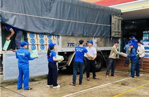 Vinamilk kịp hỗ trợ 48 tấn sản phẩm dinh dưỡng đến bà con vùng lũ