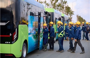 Những chuyến xe buýt điện đầu tiên đưa công nhân VinCons đến công trường Cần Giờ