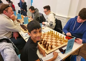 Cậu bé 8 tuổi làm nên lịch sử khi đánh bại kiện tướng cờ vua