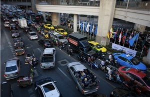 Thái Lan khuyến khích công chức đi thang bộ, làm việc tại nhà để tiết kiệm năng lượng