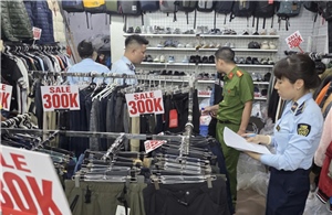 Hà Nội: Tạm giữ ‘kho’ hàng thời trang nghi giả mạo nhãn hiệu tại phố cổ