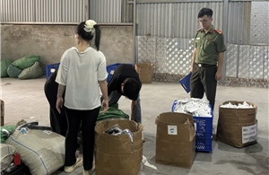 Hà Nội phát hiện cơ sở kinh doanh thắt lưng, ví da không rõ nguồn gốc
