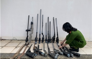 Một người dân tự giác giao nộp số lượng lớn vũ khí, vật liệu nổ