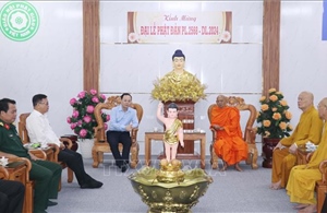 Lãnh đạo thành phố Cần Thơ thăm, chúc mừng Đại lễ Phật đản 