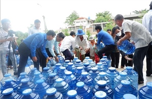 Trao tặng nước ngọt cho người dân vùng hạn ở Long An